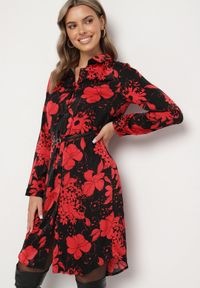 Born2be - Czarno-Czerwona Koszulowa Sukienka z Wiskozą w Kwiatowy Wzór z Dodatkowym Paskiem Ninira. Okazja: na co dzień, na spacer. Kolor: czarny. Materiał: wiskoza. Wzór: kwiaty. Typ sukienki: koszulowe. Styl: klasyczny, casual, elegancki #1