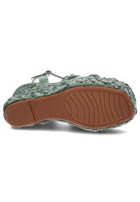 Zielone Sandały Alma En Pena Stylowe Buty Na Koturnie. Okazja: na co dzień. Zapięcie: sprzączka, klamry. Kolor: zielony. Materiał: skóra, koronka, zamsz. Szerokość cholewki: normalna. Wzór: aplikacja. Sezon: lato. Obcas: na koturnie. Styl: elegancki #7