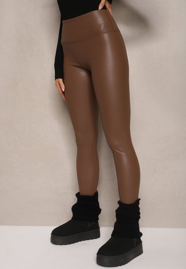 Renee - Brązowe Legginsy z Imitacji Skóry High Waist z Polarem Selabra. Okazja: na co dzień. Stan: podwyższony. Kolor: brązowy. Materiał: polar, skóra. Styl: casual
