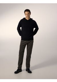 Reserved - Wełniany sweter z kapturem - czarny. Typ kołnierza: kaptur. Kolor: czarny. Materiał: wełna #1