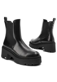 Czarne Botki Karino Wygodne Buty Damskie. Kolor: czarny. Materiał: skóra. Szerokość cholewki: normalna. Obcas: na obcasie. Styl: klasyczny. Wysokość obcasa: średni #3