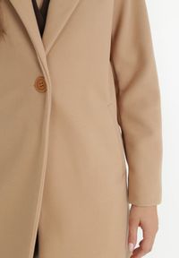 Born2be - Beżowy Płaszcz Jednorzędowy Sono. Okazja: na co dzień. Typ kołnierza: golf. Kolor: beżowy. Materiał: dzianina, jeans. Długość: do kolan. Styl: casual #6