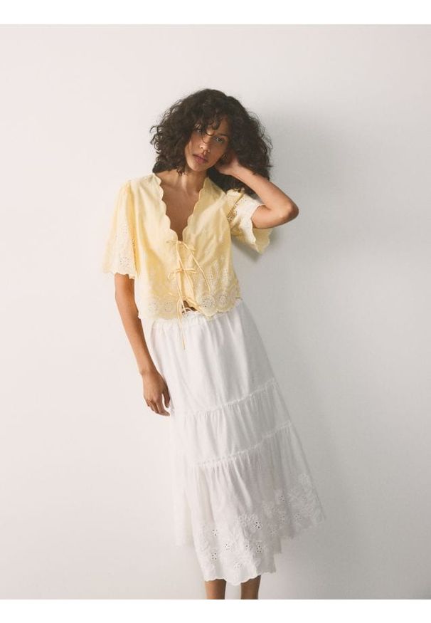 Reserved - Spódnica z ażurowym wzorem - biały. Kolor: biały. Materiał: bawełna, tkanina. Wzór: ażurowy