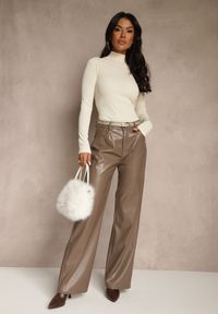 Renee - Beżowa Klasyczna Bluzka Longsleeve z Golfem Raleia. Okazja: na co dzień. Typ kołnierza: golf. Kolor: beżowy. Długość rękawa: długi rękaw. Styl: klasyczny #5