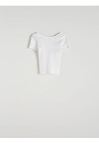 Reserved - Prążkowany t-shirt z wycięciem na plecach - biały. Kolor: biały. Materiał: prążkowany