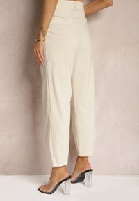 Renee - Jasnobeżowe Spodnie Paper Bag High Waist Zapinane na Suwak Nestabella. Okazja: na co dzień, na spotkanie biznesowe, do pracy. Stan: podwyższony. Kolor: beżowy. Styl: biznesowy, elegancki, casual #4
