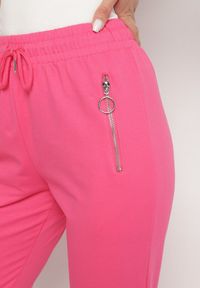 Born2be - Fuksjowe Spodnie Dresowe ze Ściągaczami i Zasuwanymi Kieszeniami Felmarea. Okazja: na co dzień. Kolor: różowy. Materiał: dresówka. Wzór: aplikacja. Styl: casual