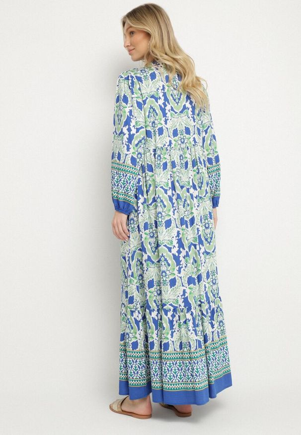 Born2be - Niebiesko-Zielona Sukienka o Rozkloszowanym Kroju z Wiązaniem z Frędzlami w Etniczny Wzór Ridalea. Okazja: na co dzień. Typ kołnierza: dekolt w serek. Kolor: niebieski. Materiał: skóra. Długość rękawa: długi rękaw. Styl: boho, casual, elegancki