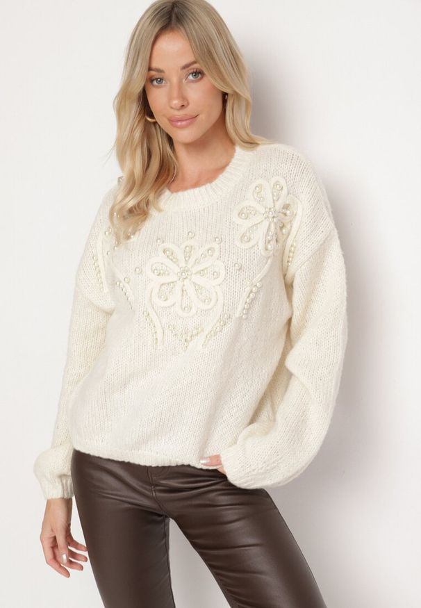 Born2be - Beżowy Sweter o Prostym Kroju z Ozdobną Aplikacją w Kształcie Kwiatów z Perełkami Heditana. Okazja: na spotkanie biznesowe, do pracy, na co dzień. Kolor: beżowy. Materiał: jeans. Długość rękawa: długi rękaw. Długość: długie. Wzór: kwiaty, aplikacja. Styl: biznesowy, klasyczny, casual