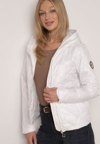 Born2be - Biała Kurtka Pikowana z Nieodpinanym Kapturem i Aplikacją na Rękawie Endora. Okazja: na spacer, na co dzień. Kolor: biały. Materiał: poliester, jeans. Wzór: aplikacja. Styl: casual, elegancki #7