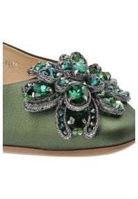 Zielone Sandały Armodo Eleganckie Obuwie Damskie. Okazja: na imprezę, na co dzień. Zapięcie: pasek. Kolor: zielony. Wzór: kwiaty. Materiał: skóra, materiał. Sezon: lato. Obcas: na obcasie. Styl: elegancki. Wysokość obcasa: niski
