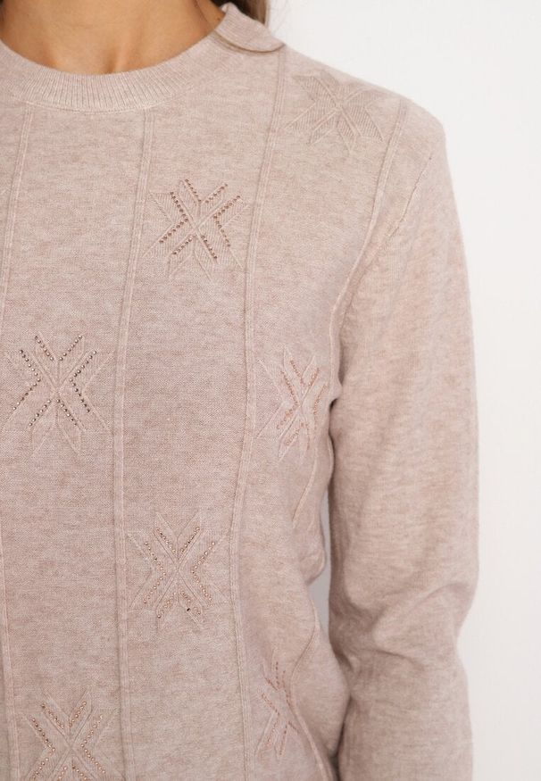 Born2be - Beżowy Sweter z Bawełną Ozdobiony Cyrkoniami Irinaelle. Okazja: na co dzień. Kolor: beżowy. Materiał: bawełna. Wzór: aplikacja. Styl: klasyczny, casual, elegancki