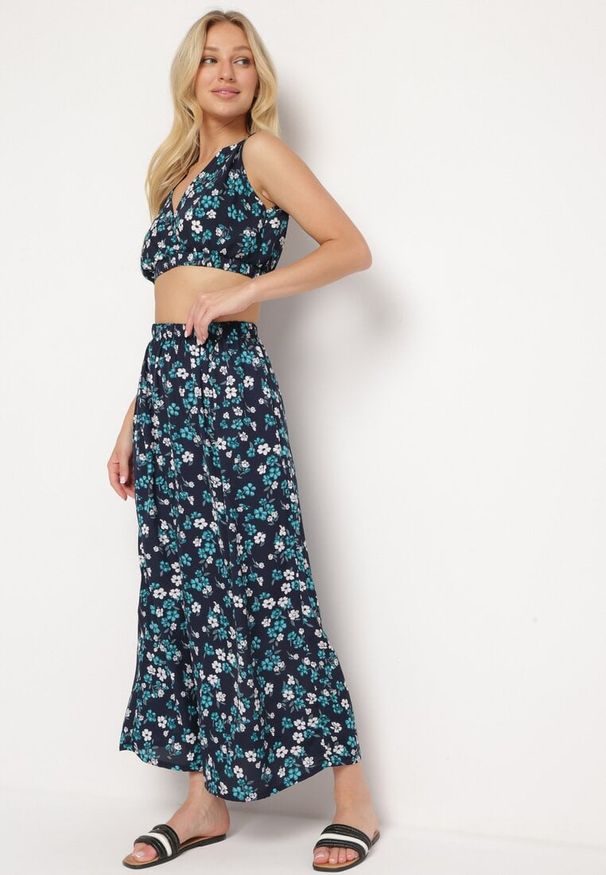 Born2be - Granatowo-Zielony Dwuczęściowy Komplet w Kwiaty Top na Ramiączkach Spódnica z Gumką w Pasie Dimantia. Kolor: zielony. Materiał: wiskoza, materiał. Wzór: kwiaty