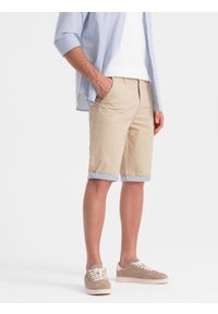 Ombre Clothing - Szorty męskie chinosy z kontrastowym podwinięciem – piaskowe V10. Okazja: na imprezę, do pracy, na co dzień. Materiał: tkanina, elastan, bawełna. Długość: krótkie. Wzór: kolorowy. Sezon: lato. Styl: wakacyjny, casual