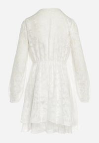 Born2be - Biała Rozkloszowana Sukienka Mini z Plumeti o Kopertowym Kroju Tayeta. Kolor: biały. Materiał: tkanina. Typ sukienki: kopertowe. Długość: mini #6