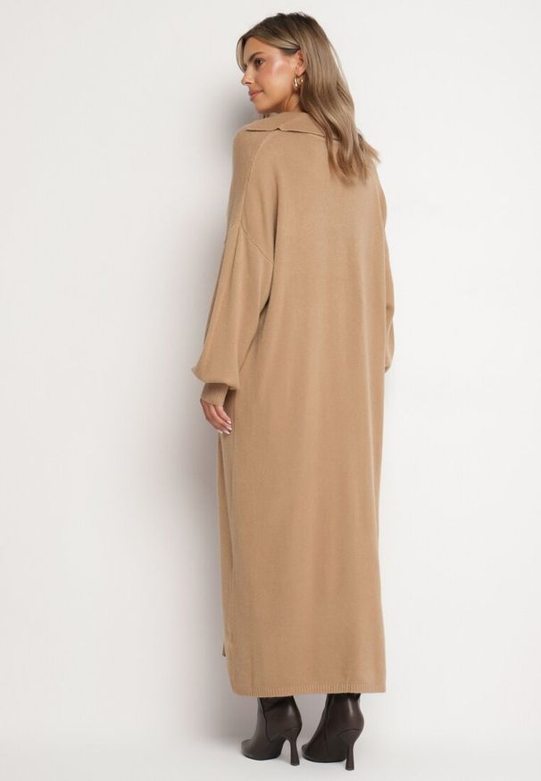 Born2be - Ciemnobeżowa Pudełkowa Sukienka Sweterkowa z Wiskozą Szerokimi Rękawami i Kołnierzykiem Rinfera. Kolor: beżowy. Materiał: wiskoza. Typ sukienki: proste. Styl: wizytowy, elegancki