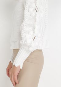Born2be - Biały Sweter Demile. Kolor: biały. Długość: długie. Wzór: aplikacja. Styl: klasyczny