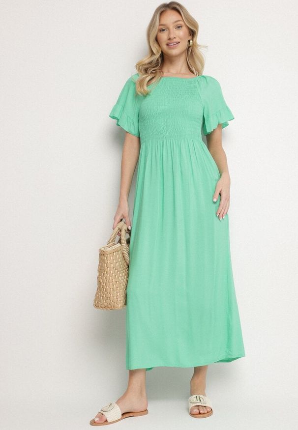 Born2be - Jasnozielona Bawełniana Sukienka o Kroju Hiszpanki z Elastyczną Górą Niloviria. Okazja: na co dzień. Typ kołnierza: dekolt hiszpanka. Kolor: zielony. Materiał: bawełna. Długość rękawa: krótki rękaw. Styl: casual, klasyczny