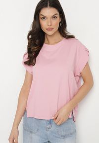 Born2be - Różowy T-shirt z Bawełny Ozdobiony Rozcięciami przy Rękawach Katirna. Okazja: na co dzień. Kolor: różowy. Materiał: bawełna. Wzór: aplikacja. Styl: klasyczny, casual #3
