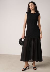 Born2be - Czarna Sukienka Ażurowa z Usztywnioną Linią Ramion i Przezroczystym Dołem Semiriel. Kolor: czarny. Materiał: zamsz. Wzór: ażurowy. Styl: elegancki, klasyczny #2