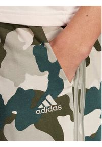 Adidas - adidas Szorty sportowe Seasonal Essentials Camouflage IV7382 Zielony Regular Fit. Kolor: zielony. Materiał: bawełna. Styl: sportowy