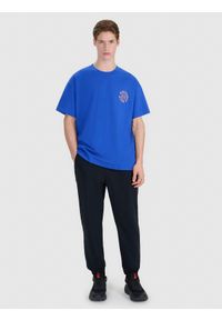 4f - 4F T-shirt oversize z nadrukiem męski - niebieski M. Okazja: na co dzień. Kolor: niebieski. Materiał: dzianina, bawełna, jersey. Długość rękawa: krótki rękaw. Długość: krótkie. Wzór: nadruk. Styl: klasyczny, sportowy, casual
