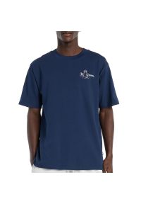 Koszulka męska New Balance MT61J9ICNNY - granatowa. Kolor: niebieski. Materiał: bawełna. Długość rękawa: krótki rękaw. Długość: krótkie. Wzór: kolorowy #1