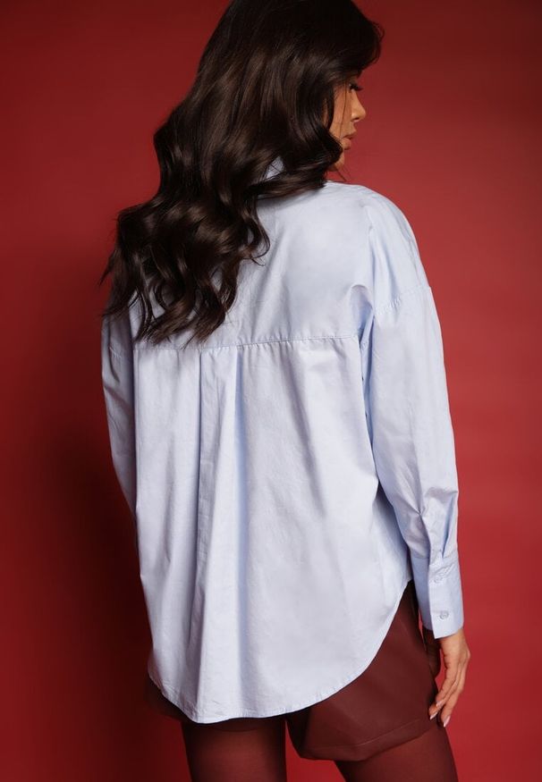 Renee - Jasnoniebieska Casualowa Koszula z Bawełny Naliraella. Okazja: na co dzień. Kolor: niebieski. Materiał: bawełna. Styl: casual