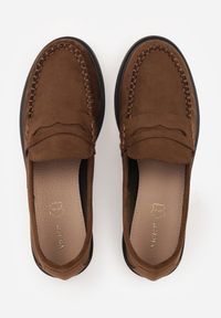 Renee - Ciemnobrązowe Mokasyny VICES z Wkładką ze Skóry Naturalnej i Przeszyciami Astanie. Kolor: brązowy. Materiał: skóra. Sezon: wiosna. Styl: elegancki #4