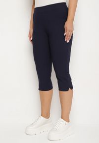 Born2be - Ciemnogranatowe Spodnie z Bawełny o Kroju Capri Dolonisa. Okazja: na co dzień. Kolor: niebieski. Materiał: bawełna. Styl: młodzieżowy, elegancki, casual