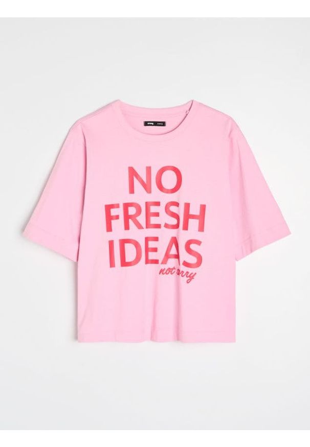 Sinsay - Bawełniana koszulka z napisem No Fresh Ideas - begonia. Materiał: bawełna. Wzór: napisy