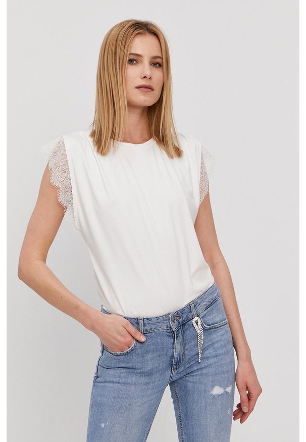 Nissa T-shirt damska kolor biały. Okazja: na co dzień. Kolor: biały. Materiał: dzianina, koronka. Wzór: gładki. Styl: casual
