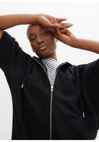 bonprix - Bluza peleryna rozpinana ze zrównoważonej bawełny. Typ kołnierza: kaptur. Kolor: czarny. Materiał: bawełna #3