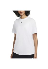 Koszulka Nike Sportswear Essentials DN5697-100 - biała. Kolor: biały. Materiał: bawełna. Długość rękawa: krótki rękaw. Długość: krótkie
