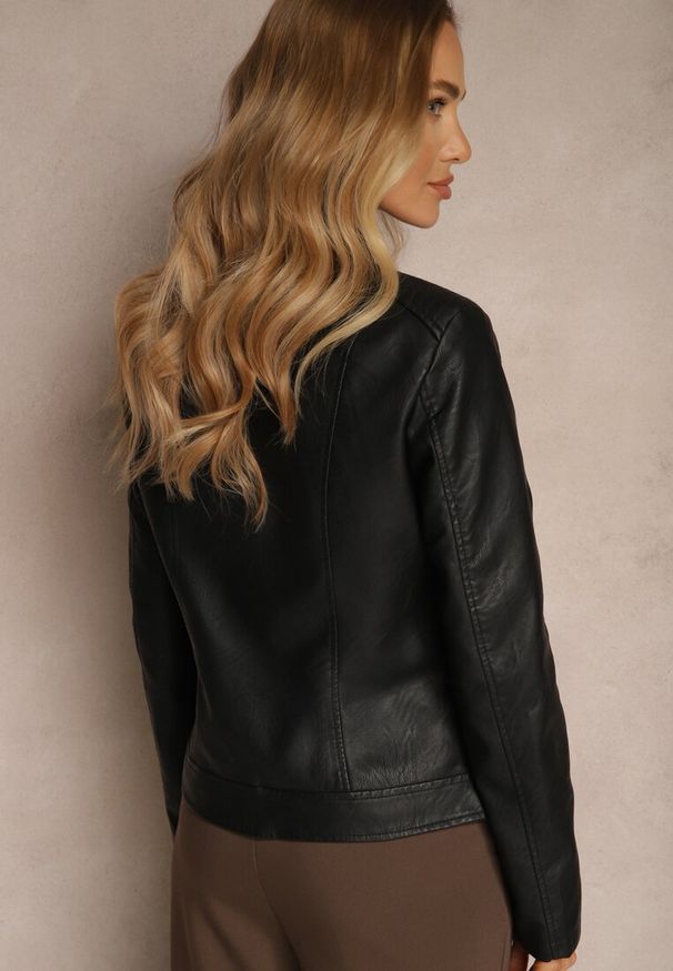 Renee - Czarna Kurtka w Stylu Ramoneski Ozdobiona Tłoczeniem Arvezina. Okazja: na co dzień. Kolor: czarny. Materiał: jeans. Wzór: aplikacja. Styl: elegancki, casual
