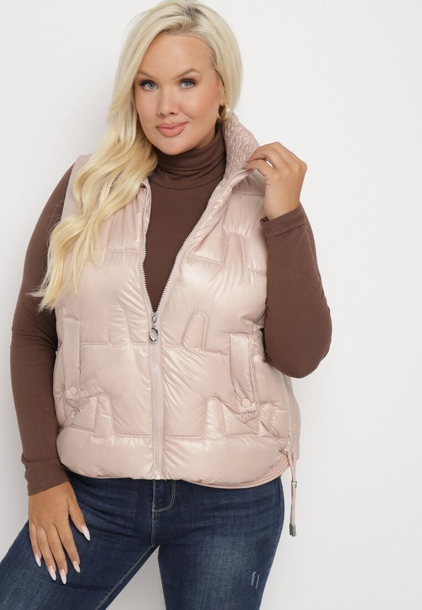 Born2be - Jasnobeżowa Kamizelka Pikowana z Wysokim Kołnierzem i Kieszeniami Irinae. Okazja: na co dzień, na spotkanie biznesowe. Kolor: beżowy. Materiał: tkanina, jeans. Styl: biznesowy, casual