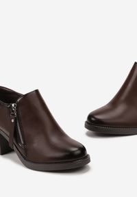 Renee - Ciemnobrązowe Półbuty na Obcasie z Krótkim Suwakiem Proctana. Kolor: brązowy. Obcas: na obcasie. Styl: elegancki. Wysokość obcasa: średni #4