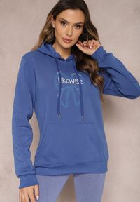 Renee - Niebieska Bluza Wykończona Polarem z Nadrukiem i Kapturem Nimba. Kolor: niebieski. Materiał: polar. Wzór: nadruk