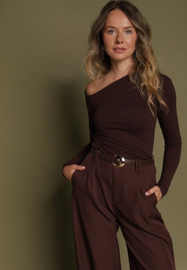 Born2be - Brązowa Wiskozowa Bluzka z Asymetrycznym Dekoltem Clatide. Okazja: do pracy, na spotkanie biznesowe. Kolor: brązowy. Materiał: wiskoza. Styl: biznesowy, elegancki