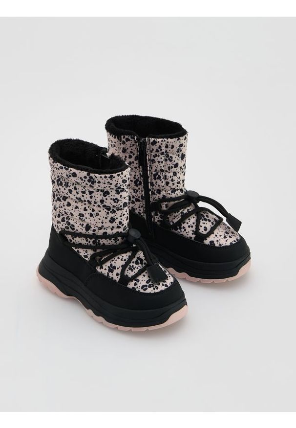 Reserved - Ocieplane śniegowce z wiązaniem - czarny. Kolor: czarny. Materiał: materiał