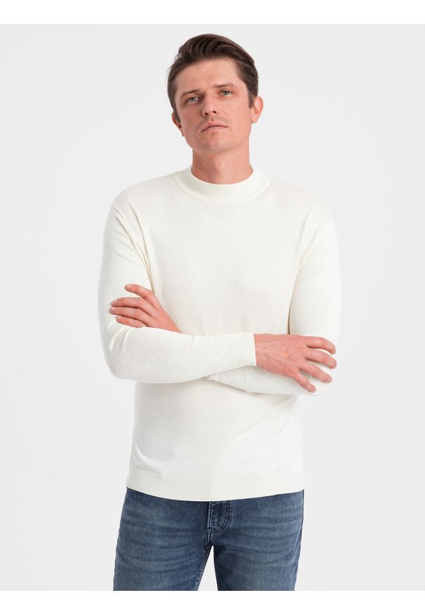 Ombre Clothing - Męski dzianinowy półgolf z wiskozą – kremowy V4. Okazja: na co dzień. Kolor: kremowy. Materiał: dzianina, wiskoza. Wzór: jednolity, gładki. Styl: klasyczny, casual, elegancki