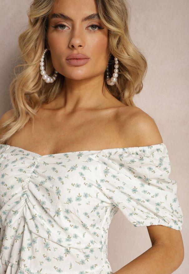 Renee - Biało-Miętowa Kwiecista Sukienka z Marszczeniem przy Dekolcie i Gumką w Talii Fripia. Typ kołnierza: dekolt w kształcie V. Kolor: miętowy. Długość rękawa: krótki rękaw. Sezon: wiosna, lato. Styl: elegancki