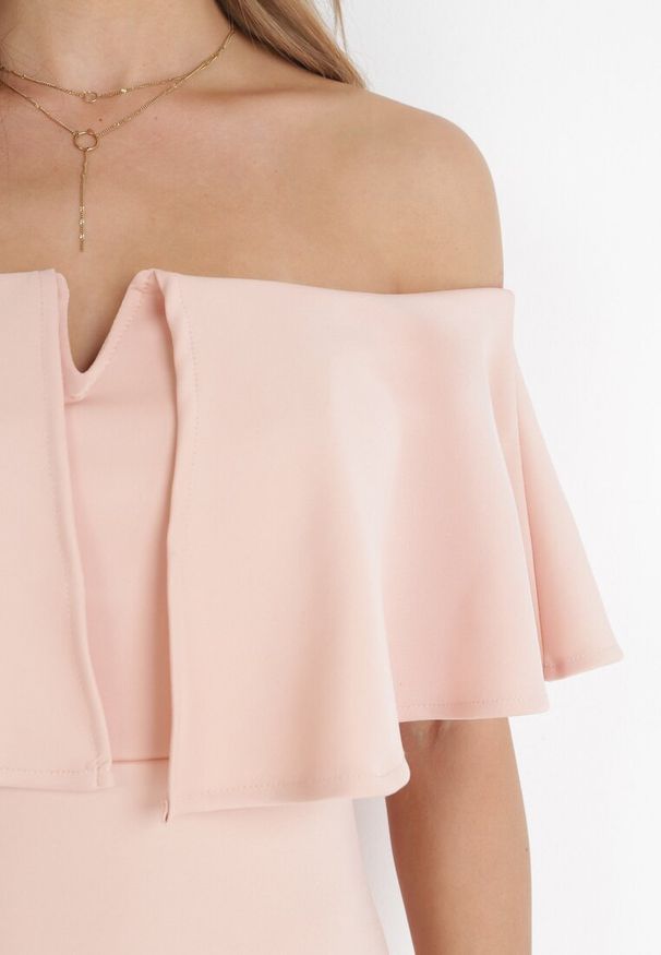 Born2be - Różowa Sukienka Mini Hiszpanka z Szeroką Falbaną Videla. Typ kołnierza: dekolt hiszpanka. Kolor: różowy. Długość rękawa: krótki rękaw. Wzór: aplikacja. Długość: mini