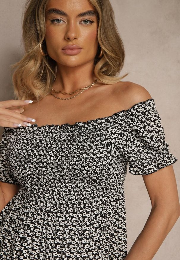 Renee - Czarna Sukienka Hiszpanka z Wiskozy z Kwiatowym Wzorem Mevandra. Okazja: na co dzień. Typ kołnierza: dekolt hiszpanka. Kolor: czarny. Materiał: wiskoza. Wzór: kwiaty. Styl: elegancki, casual, klasyczny