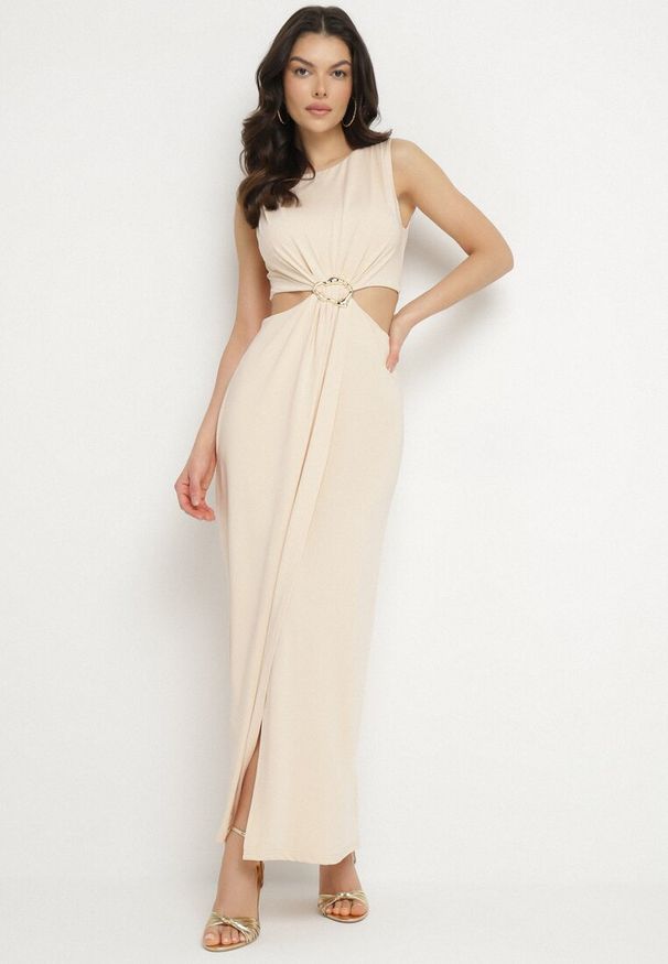 Born2be - Jasnobeżowa Sukienka z Wiskozą Ozdobiona Wycięciami i Metalową Aplikacją Odivaria. Kolor: beżowy. Materiał: wiskoza. Wzór: aplikacja. Styl: klasyczny