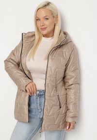 Born2be - Beżowa Pikowana Kurtka z Kapturem w Klasycznym Stylu Mallissa. Okazja: na spacer. Typ kołnierza: kaptur. Kolekcja: plus size. Kolor: beżowy. Materiał: jeans. Wzór: aplikacja. Styl: klasyczny #3