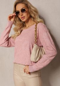 Renee - Różowy Sweter w Tłoczony Ornamentalny Wzór Neston. Kolor: różowy. Styl: klasyczny