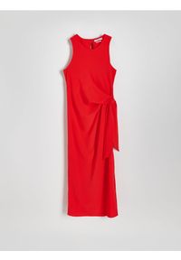Reserved - Sukienka midi z wiązaniem - czerwony. Kolor: czerwony. Materiał: tkanina. Wzór: gładki. Typ sukienki: proste. Długość: midi