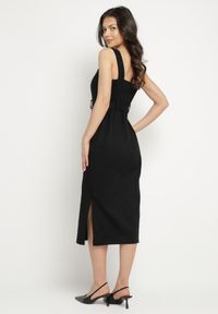 Born2be - Czarna Dopasowana Sukienka z Wiskozą z Rozcięciami i Paskiem z Klamrą Mepelle. Okazja: na co dzień. Typ kołnierza: dekolt kwadratowy. Kolor: czarny. Materiał: wiskoza. Typ sukienki: dopasowane. Styl: klasyczny, casual, elegancki #7