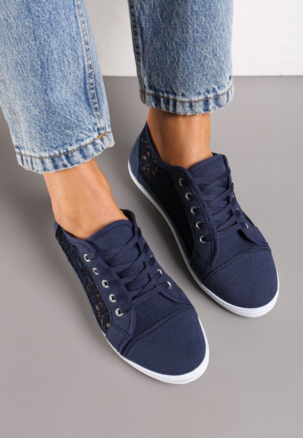 Renee - Granatowe Tenisówki z Ażurowymi Wstawkami Po Bokach Salessa. Okazja: na co dzień. Kolor: niebieski. Materiał: jeans. Wzór: ażurowy. Sezon: wiosna, lato. Obcas: na obcasie. Styl: casual. Wysokość obcasa: niski